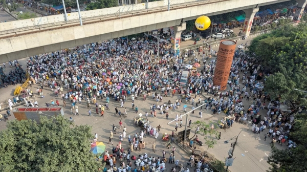 শাহবাগ অবরোধ ছেড়ে শিক্ষকদের ‘লং-মার্চ টু যমুনা’ ঘোষণা